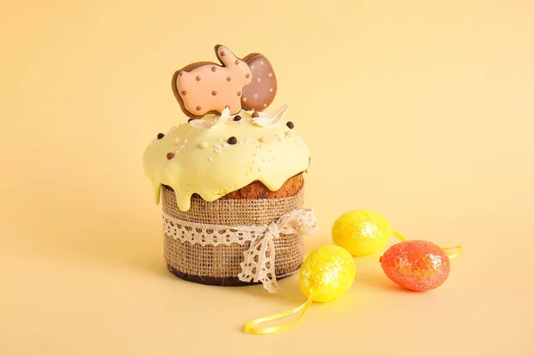 Delicioso Pastel Pascua Decorado Con Galletas Huevos Sobre Fondo Beige — Foto de Stock