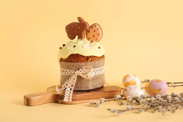 Köstlicher Osterkuchen Mit Plätzchen Weidenzweigen Und Bemalten Eiern Auf Beigem — Stockfoto