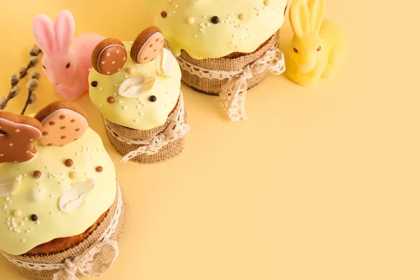 Deliciosos Pasteles Pascua Decorados Con Galletas Sobre Fondo Beige — Foto de Stock