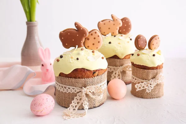 Delicious Easter Cakes Decorated Cookies Painted Eggs Light Background — Stock Photo, Image