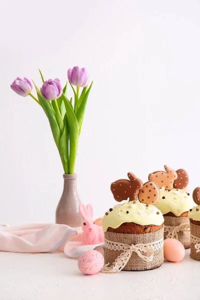 Смачні Великодні Торти Прикрашені Печивом Квітами Тюльпанів Розфарбованими Яйцями Світлому — стокове фото