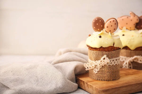 Доска Вкусными Пасхальными Тортами Украшены Печеньем Светлом Фоне — стоковое фото
