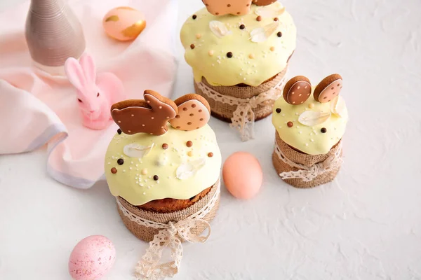 Pyszne Ciasta Wielkanocne Ozdobione Ciasteczkami Malowane Jajka Jasnym Tle — Zdjęcie stockowe