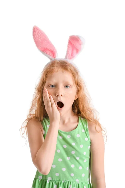 令人惊讶的小女孩 她的小兔子耳朵被白色隔离了 复活节庆祝活动 — 图库照片