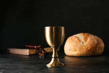 Koyu arkaplanda bir bardak şarap.