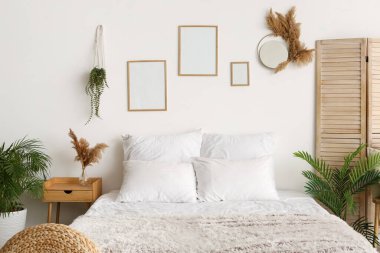 Boş çerçeveli modern yatak odasının içi