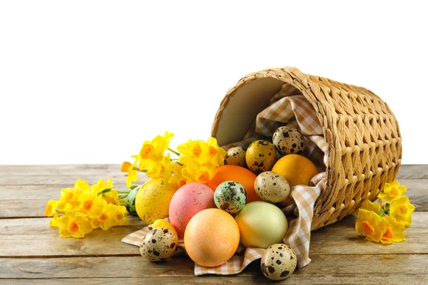 Cesto Rovesciato Con Uova Pasqua Dipinte Fiori Sul Tavolo Sfondo — Foto Stock