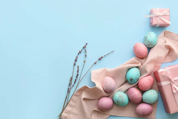 Βαμμένα Πασχαλινά Αυγά Κλαδιά Ιτιάς Και Κουτιά Δώρων Μπλε Φόντο — Φωτογραφία Αρχείου