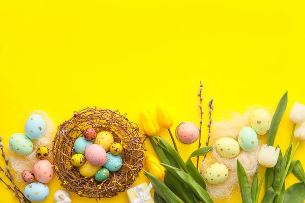 Uova Pasqua Dipinte Fiori Tulipano Rami Salice Sfondo Giallo — Foto Stock