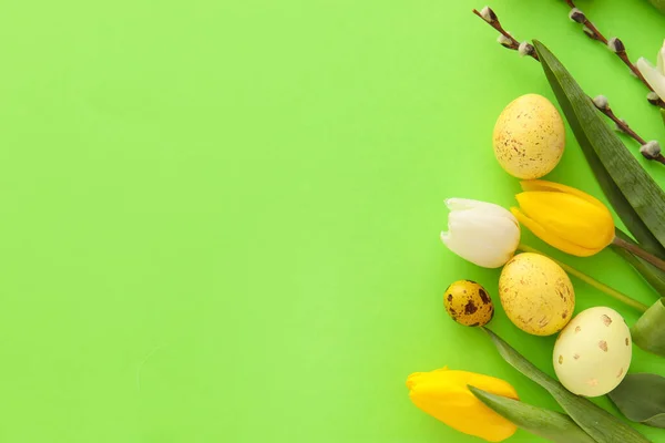 Pomalowane Jaja Wielkanocne Kwiaty Tulipanów Gałęzie Wierzby Zielonym Tle — Zdjęcie stockowe