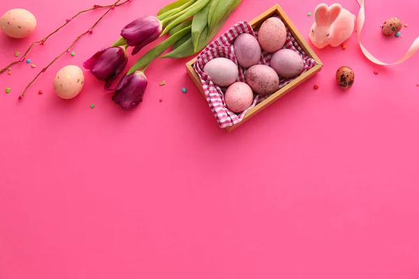 Schöne Osterkomposition Mit Eiern Tulpenblumen Und Hase Auf Farbigem Hintergrund — Stockfoto