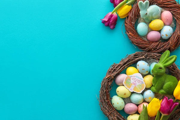 Nesten Met Mooie Paaseieren Konijntjes Tulpenbloemen Kleur Achtergrond — Stockfoto