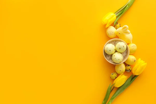 Komposition Mit Bemalten Ostereiern Hasen Und Tulpenblumen Auf Gelbem Hintergrund — Stockfoto