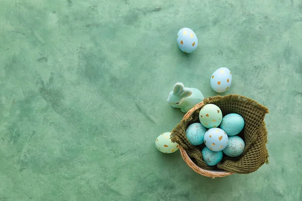 Basket Beautiful Easter Eggs Bunny Green Background — Stock Photo, Image
