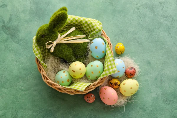Yeşil Arka Planda Güzel Paskalya Yumurtaları Tavşanlı Sepet — Stok fotoğraf