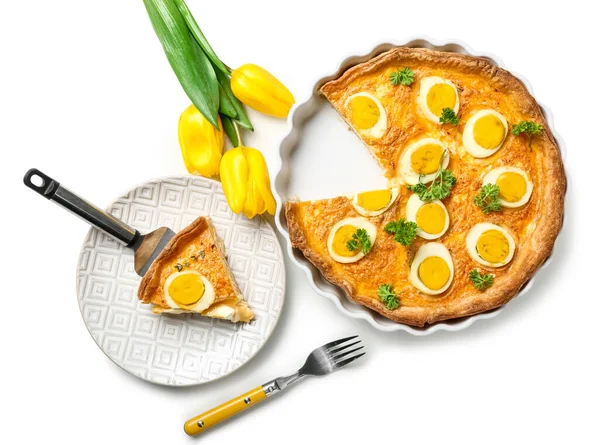 Torta Páscoa Saborosa Com Ovos Flores Tulipa Fundo Branco — Fotografia de Stock