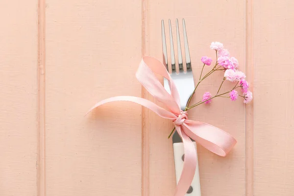 Gaffel Med Band Och Blommor Rosa Bakgrund — Stockfoto