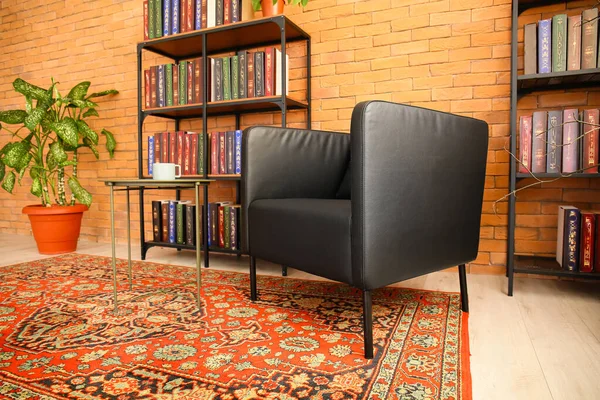 Interieur Des Gemütlichen Wohnzimmers Mit Vintage Teppich Sessel Und Bücherregalen — Stockfoto