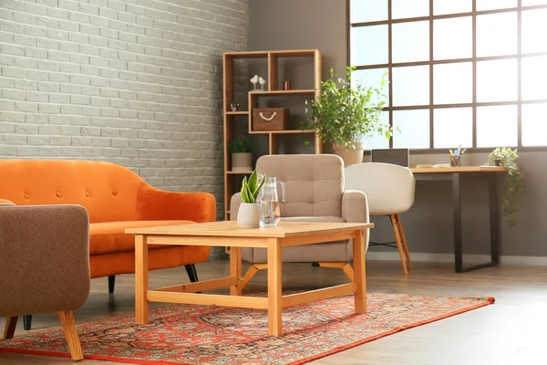 Interieur Des Gemütlichen Wohnzimmers Mit Vintage Teppich Sofa Und Sesseln — Stockfoto