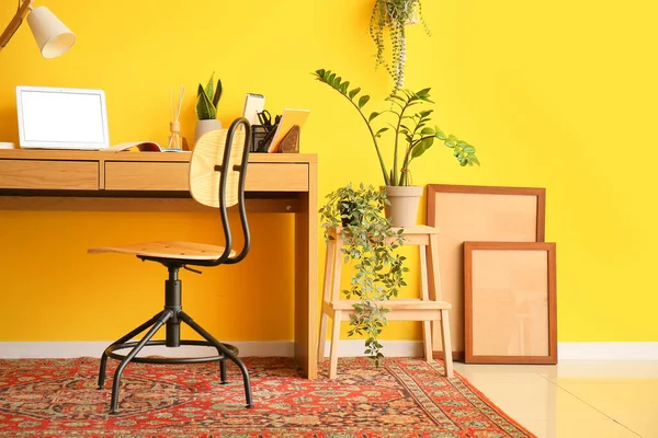 Modern Workplace Stepladder Houseplants Yellow Wall — Stock Photo, Image