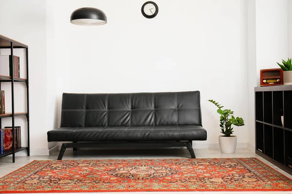 Interior Sala Estar Con Alfombra Vintage Sofá Estantería — Foto de Stock