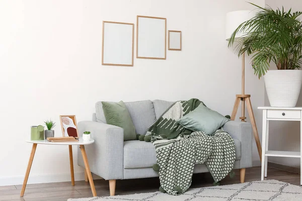 Interior Ruang Tamu Modern Dengan Sofa Dan Bingkai Kosong — Stok Foto