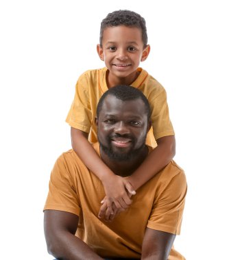 Beyaz arka planda küçük oğlu olan Afro-Amerikan bir adamın portresi.
