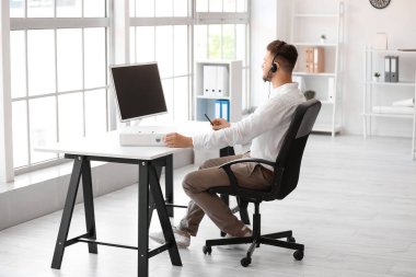 Ofiste çalışan çağrı merkezinin yakışıklı danışmanı.