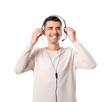 Çağrı merkezinin erkek danışmanı beyaz arka plana kulaklık takıyor