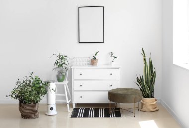 Nemlendiricili şık bir oturma odası.