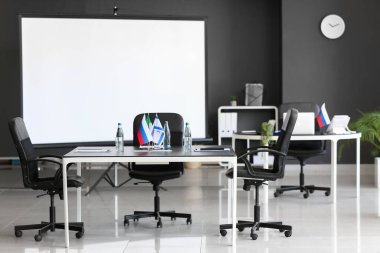 İtalyan, İsrail ve Rus bayraklı konferans odasının içinde.