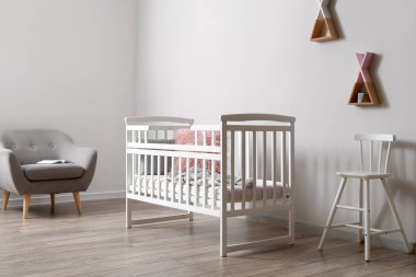 Beşikli modern çocuk odası.