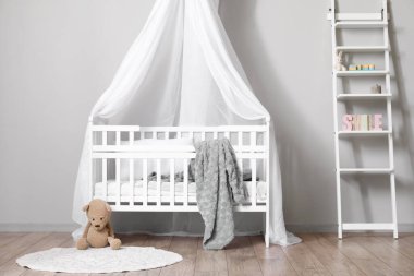 Beşikli, aydınlık çocuk odası.