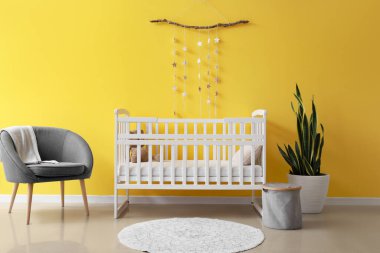 Rahat karyolası olan modern çocuk odası.