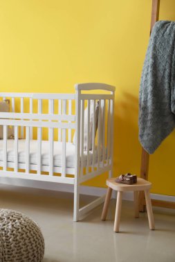 Renk duvarına yakın rahat karyolası olan modern çocuk odası.