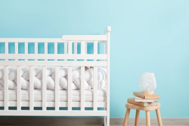 Renk duvarına yakın dekorlu beyaz beşik