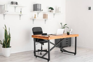 Modern işyerine sahip şık bir oda.