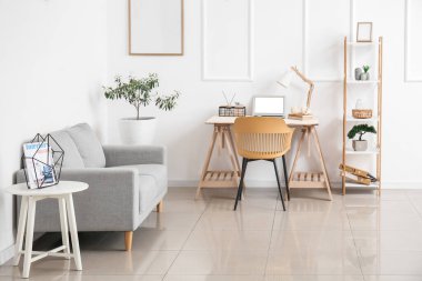 İş yeri olan modern odanın içi