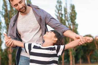 Şirin küçük çocuk babasıyla dışarıda eğleniyor.