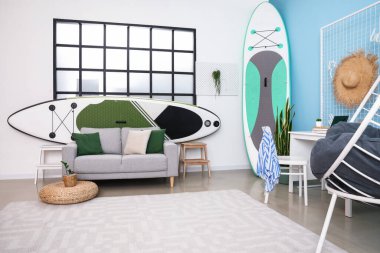 Sörf yapmak için kanepesi ve domuzları olan şık bir oturma odası.