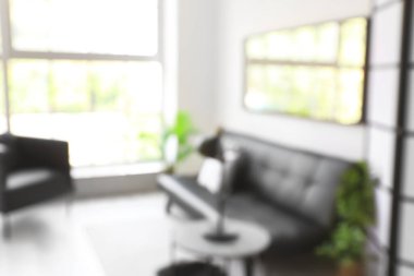 Şık kanepe ve ayna oturma odasının iç tarafında, bulanık manzara.