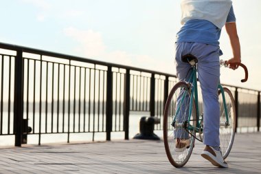 Bisiklete binen genç adam