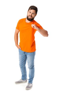 Beyaz arka planda parlak turuncu tişörtlü yakışıklı bir adam.