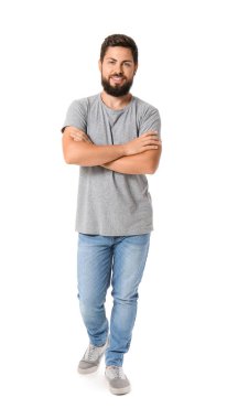 Beyaz arka planda gri tişörtlü yakışıklı adam.