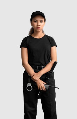 Hafif arka planda radyo vericisi olan Afro-Amerikalı kadın güvenlik görevlisi.