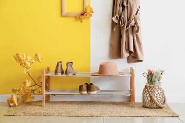 Ayakkabı ve şapkayla koridorda dur.