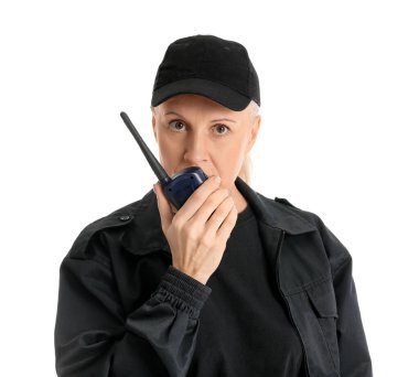 Telsiz vericisi olan kadın güvenlik görevlisi beyaz ışıkta izole edildi.