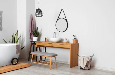 Lavabosu, aynası ve tezgahı olan hafif banyonun içi