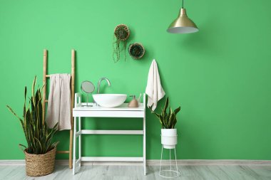 Beyaz masası, lavabosu ve merdiveni olan şık bir tuvalet.