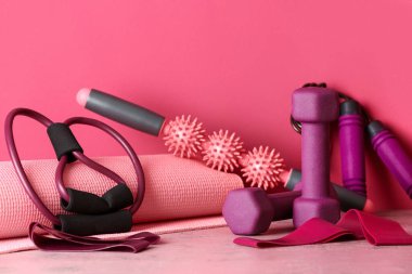Pembe arka planda şık spor ekipmanları